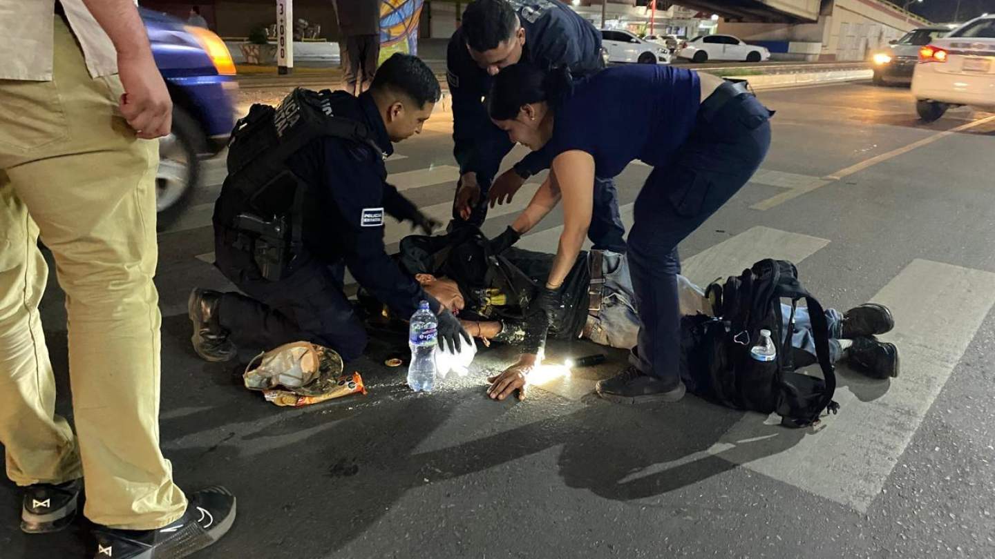 Atiende División de Operaciones Fronterizas de SSP a persona con convulsiones en la vía pública en Nogales